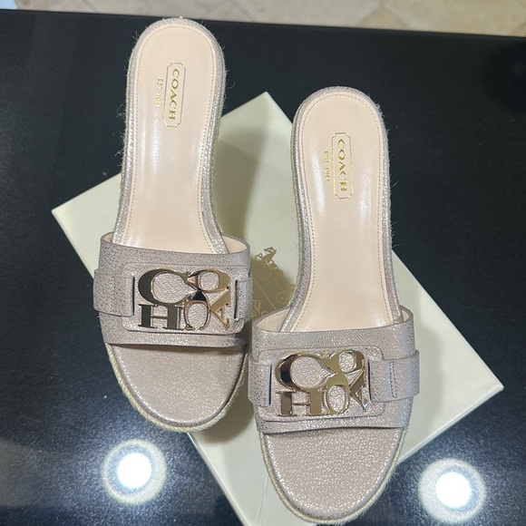 Coach Wedge - Picture 2 of 3